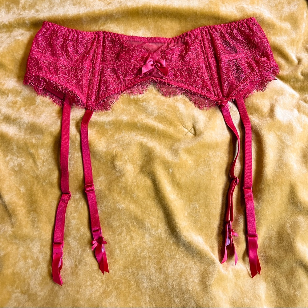 Victoria Secret garter belt red lace elastic bow size M/L NWT